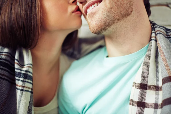 Woman kissing her man — Stock Photo, Image