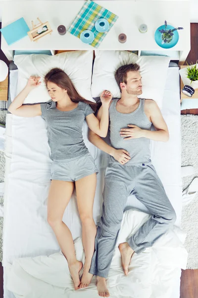 Persone che dormono a letto — Foto Stock