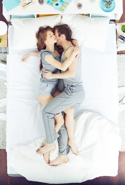 Couple dormant au lit — Photo