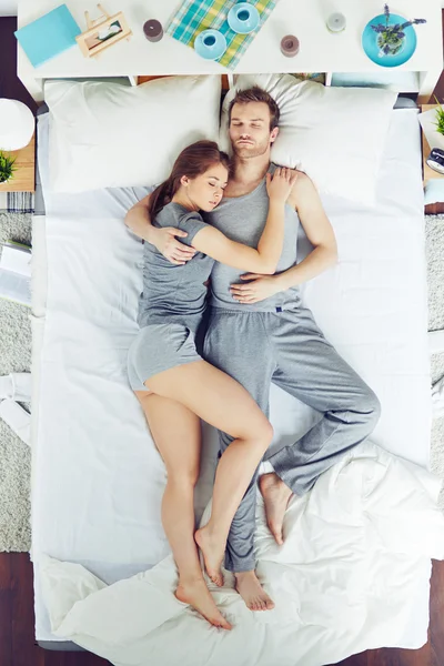 ベッドで寝てるカップル — ストック写真