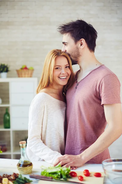 Glückliches und verliebtes Paar — Stockfoto