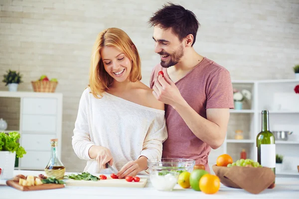 Casal cozinhar juntos — Fotografia de Stock