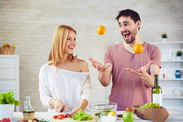 Couple juggling in Kitchen — Stock Photo, Image