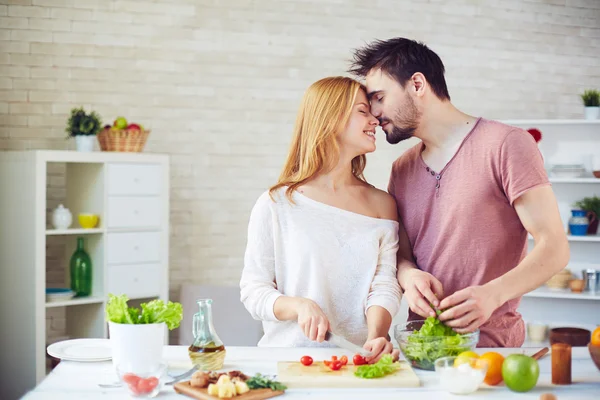 Couple cooking in the kitchen — Stock Photo, Image