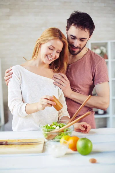 Paar würzt Salat — Stockfoto