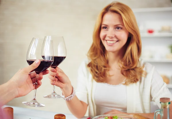 Vrouw met glas wijn — Stockfoto