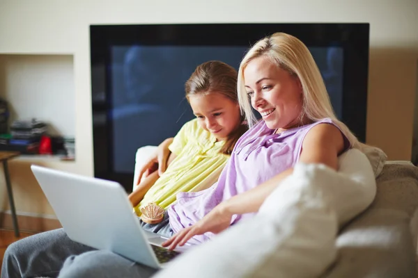 Mère et fille regardant ordinateur portable — Photo