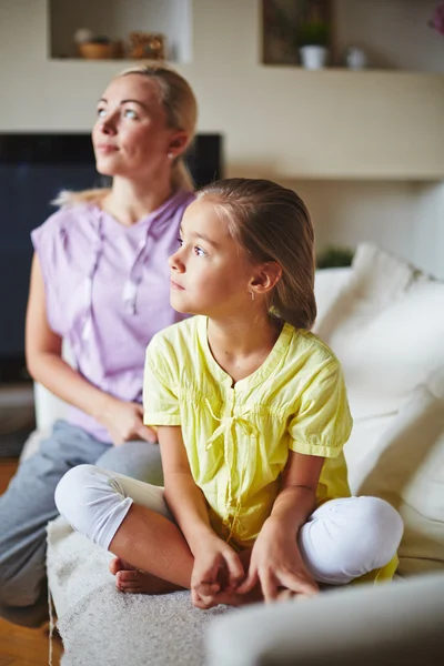 Mother and daughter looking at sideway — Stock Photo, Image