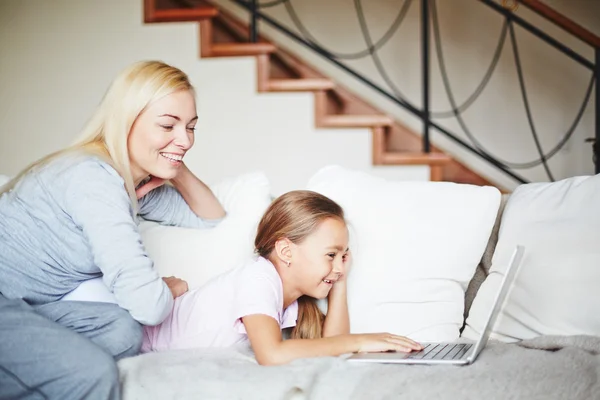 Happy family with laptop — Stock Photo, Image