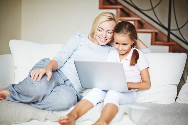 Mother and daughter with laptop — Stock Photo, Image