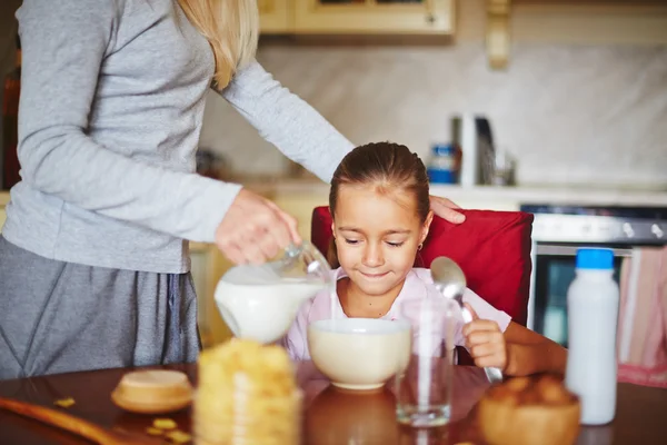 Madre e figlia a colazione — Foto Stock