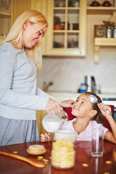 Filha olhando para a mãe — Fotografia de Stock