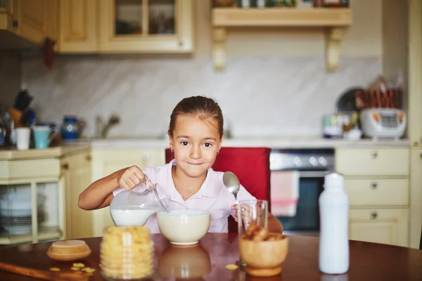 Menina derramando leite — Fotografia de Stock