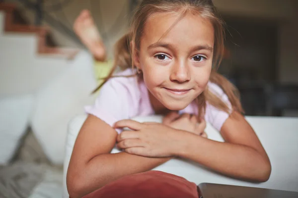 Mädchen auf Couch liegend — Stockfoto