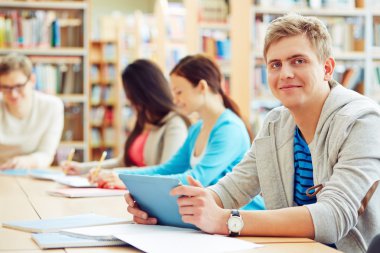 Öğrenci üniversite kitaplığında touchpad ile