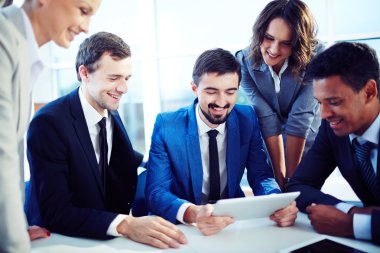 iş arkadaşları touchpad verilerde bakarak