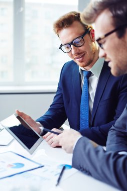 İşadamları toplantısında modern araçları kullanma