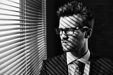 Gözlüklü genç işadamı