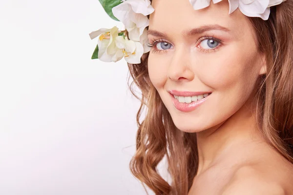 Junge Frau im Blumenkranz — Stockfoto