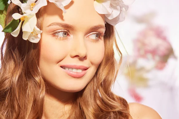 Mulher com coroa floral na cabeça — Fotografia de Stock