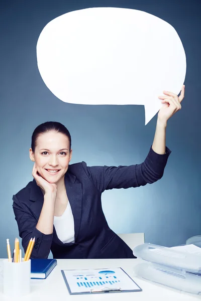 Empresária mostrando bolha discurso em branco — Fotografia de Stock