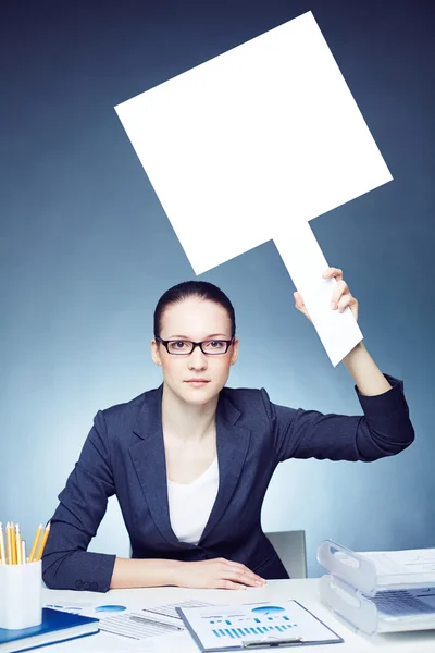 Femme d'affaires avec publicité papier vierge — Photo