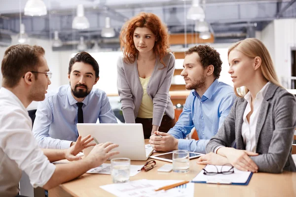 Zakelijke partners luisteren naar collega tijdens vergadering — Stockfoto