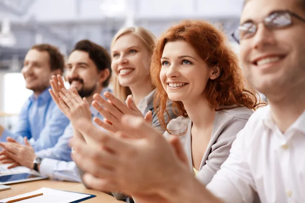 Partner commerciali che applaudono alla conferenza — Foto Stock