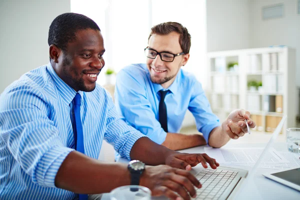 Jóvenes empresarios discutiendo datos — Foto de Stock