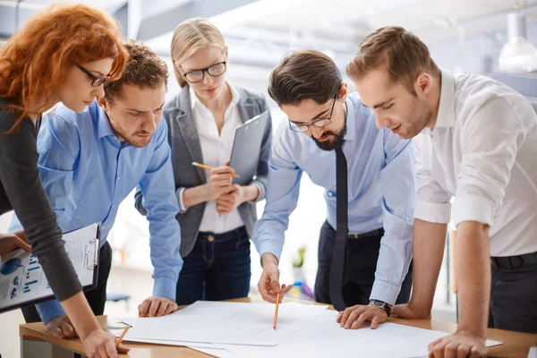 Geschäftsleute studieren Baupläne — Stockfoto