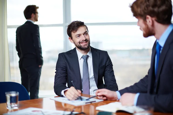 Man communiceren met zijn collega — Stockfoto