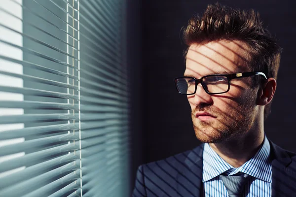 Joven hombre de negocios con anteojos — Foto de Stock