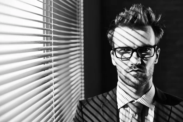 Elegante hombre de negocios con anteojos — Foto de Stock