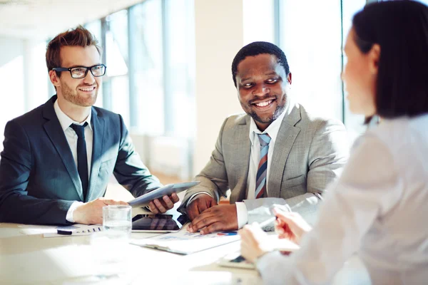 Empresarios escuchando a la joven empresaria — Foto de Stock