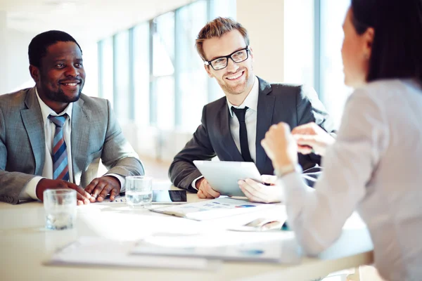 Kollegen diskutieren Arbeitsideen — Stockfoto