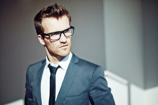 Jovem empresário em óculos — Fotografia de Stock