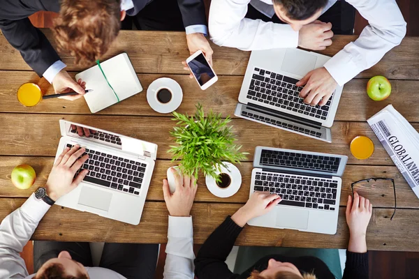 Mensen uit het bedrijfsleven met behulp van moderne gadgets — Stockfoto