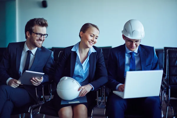 Architects interacting at meeting — Stock Photo, Image