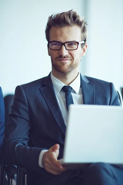 Affärsman i glasögon med laptop — Stockfoto