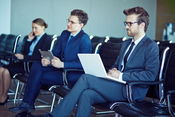 Affärsmän som sitter vid konferens — Stockfoto