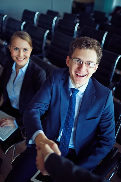 Zakenman handshaking met zijn partner — Stockfoto