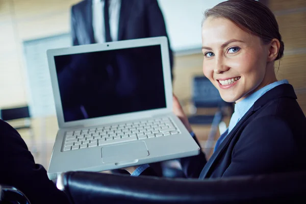 Affärskvinna visar laptop skärm — Stockfoto