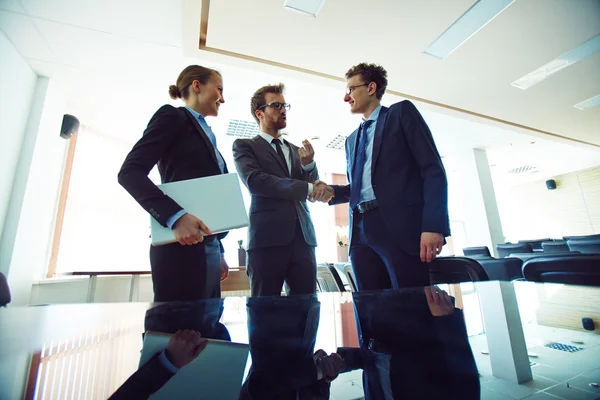 Metoda handshaking mužské kolegy — Stock fotografie