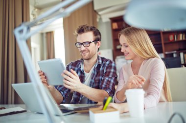 Touchpad kullanarak iş adamları