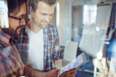 Elektronik belge tartışırken iş adamları