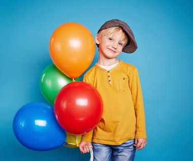 çok renkli balonlar ile küçük çocuk