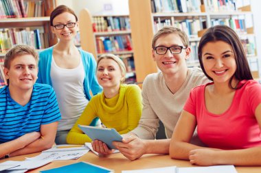 Üniversite Kütüphanesindeki Öğrenciler