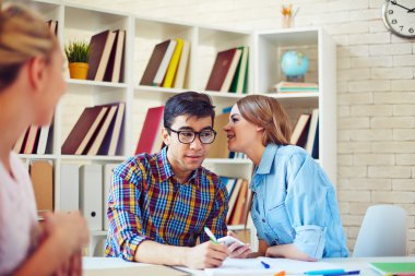 onun groupmate sırrı fısıldayan kız