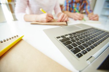 Dizüstü bilgisayar ve işyerinde not defteri