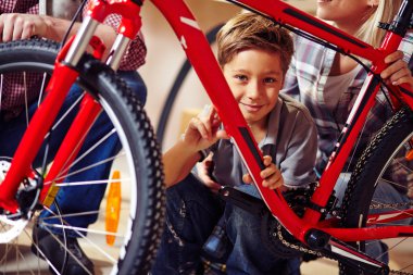 İngiliz anahtarı ve bisiklet bir çocuk